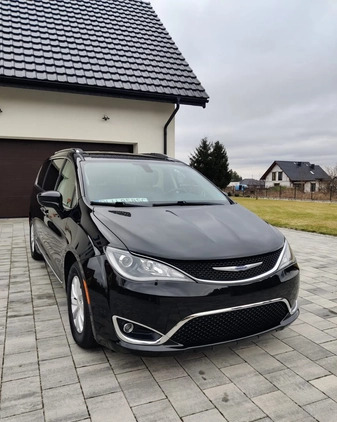 Chrysler Pacifica cena 114000 przebieg: 114000, rok produkcji 2019 z Lubin małe 172